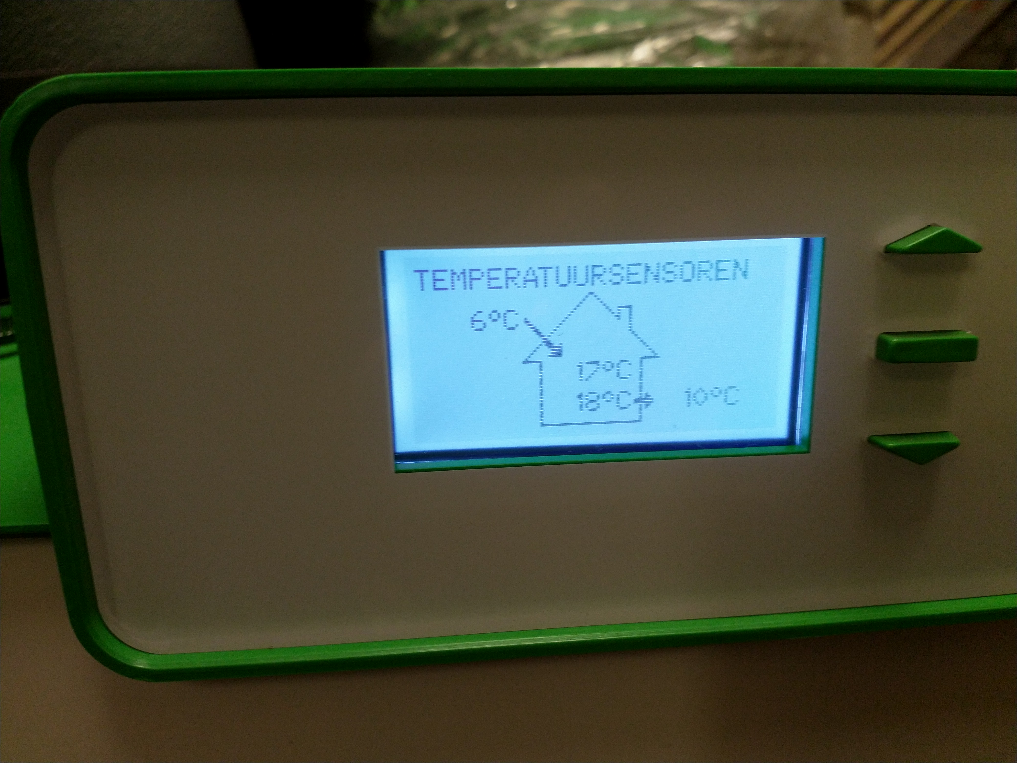 Foto van ventilatiesysteem met warmteterugwinning waarbij inkomende en uitgaande luchttemperatuur wordt weergegeven