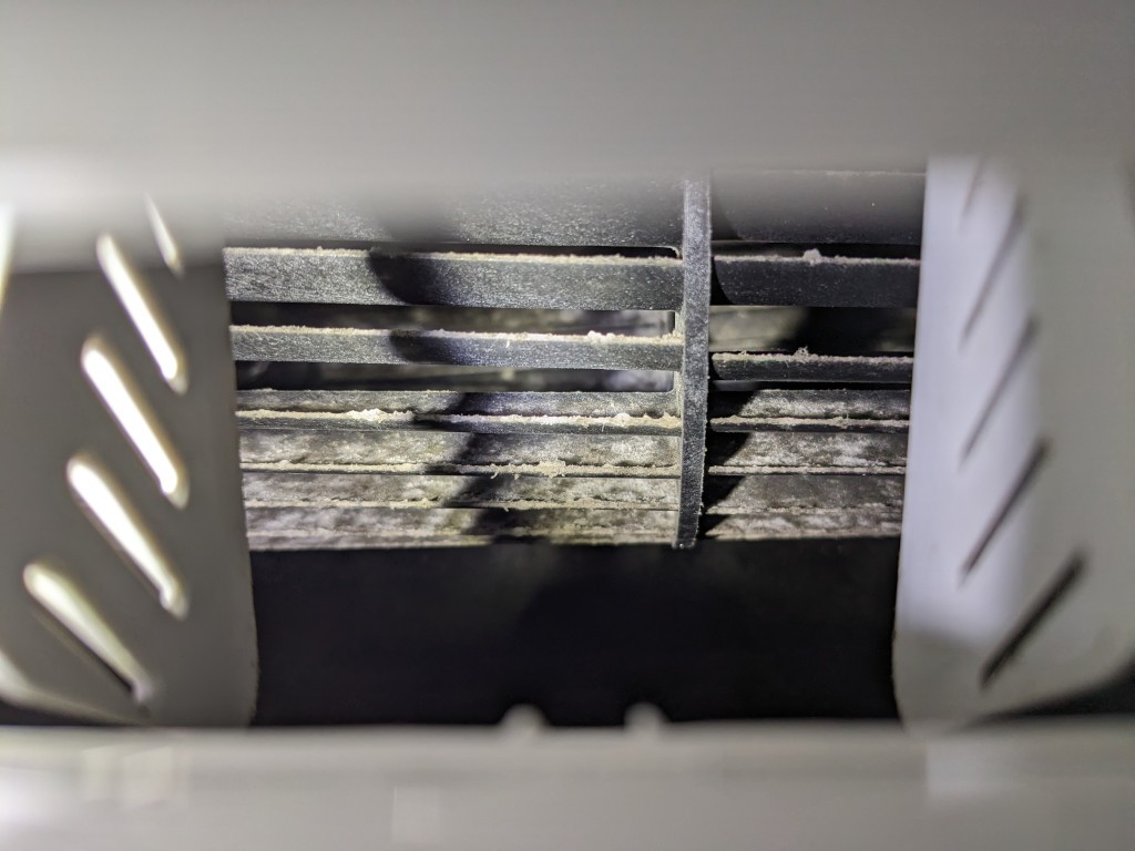 Foto van schimmel op ventilatierol van airco unit